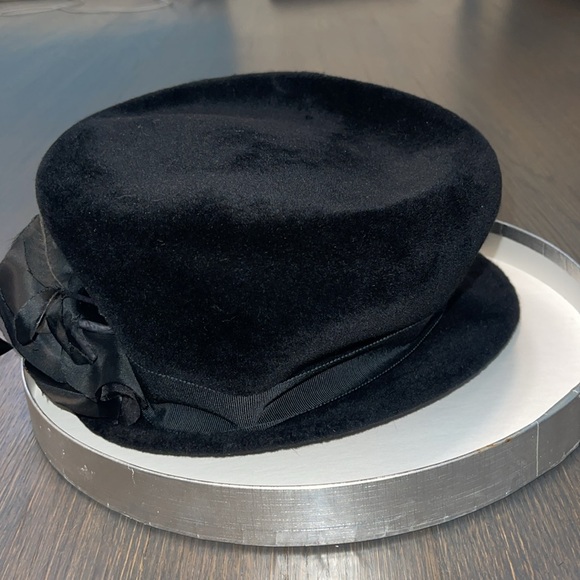 Philip Treacy Elegant Black Velvet Hat with Ribbon and Feather Detail - Picture 2 of 6